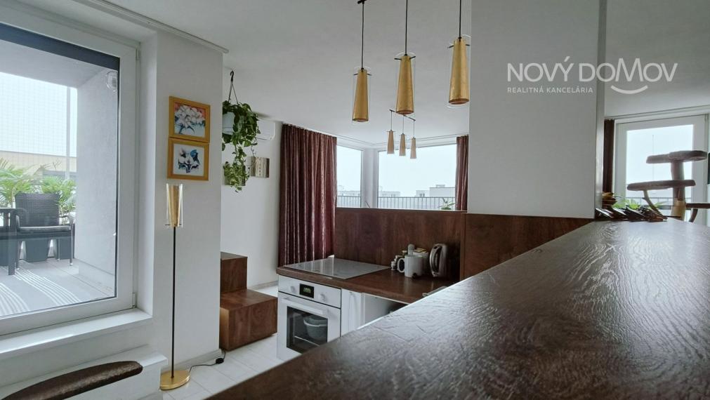 BYT na najvyššom poschodí s terasou, GALANTA - West