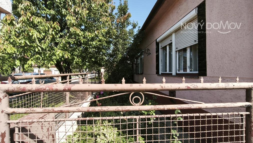 PREDAJ – starší rodinný dom na veľkom pozemku 758 m², Váhovce