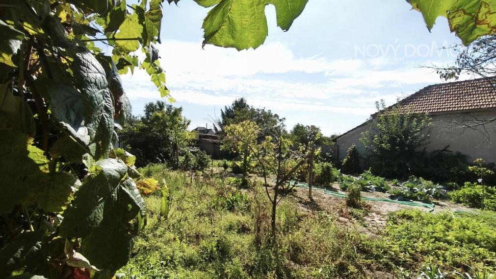 PREDAJ – starší rodinný dom na veľkom pozemku 758 m², Váhovce