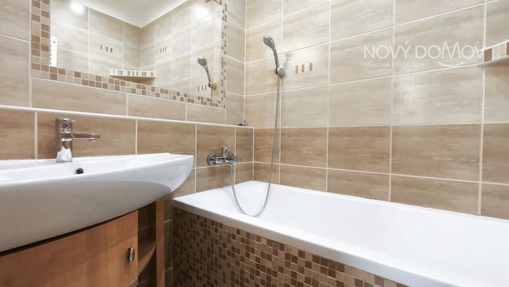 R E Z E R V O V A N Ý