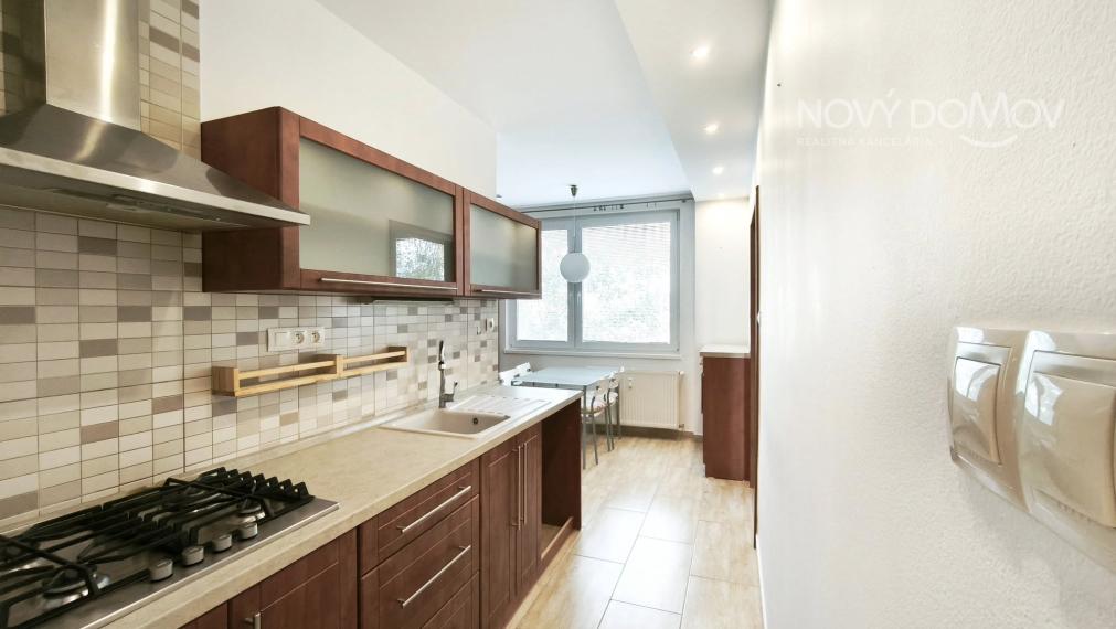 R E Z E R V O V A N Ý