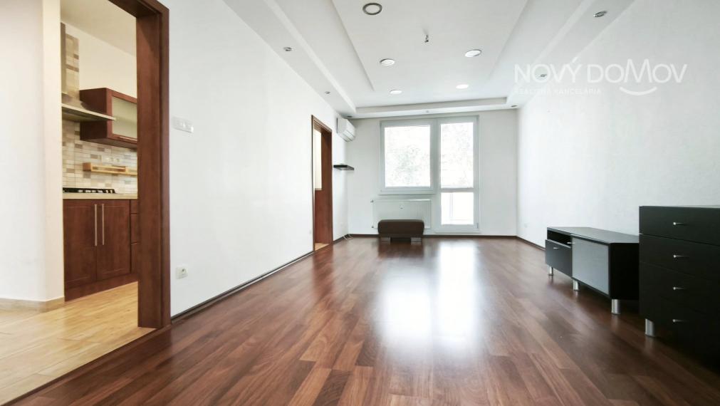 R E Z E R V O V A N Ý