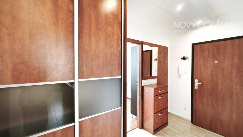 R E Z E R V O V A N Ý