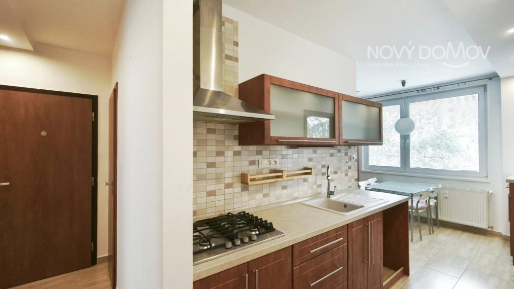 R E Z E R V O V A N Ý