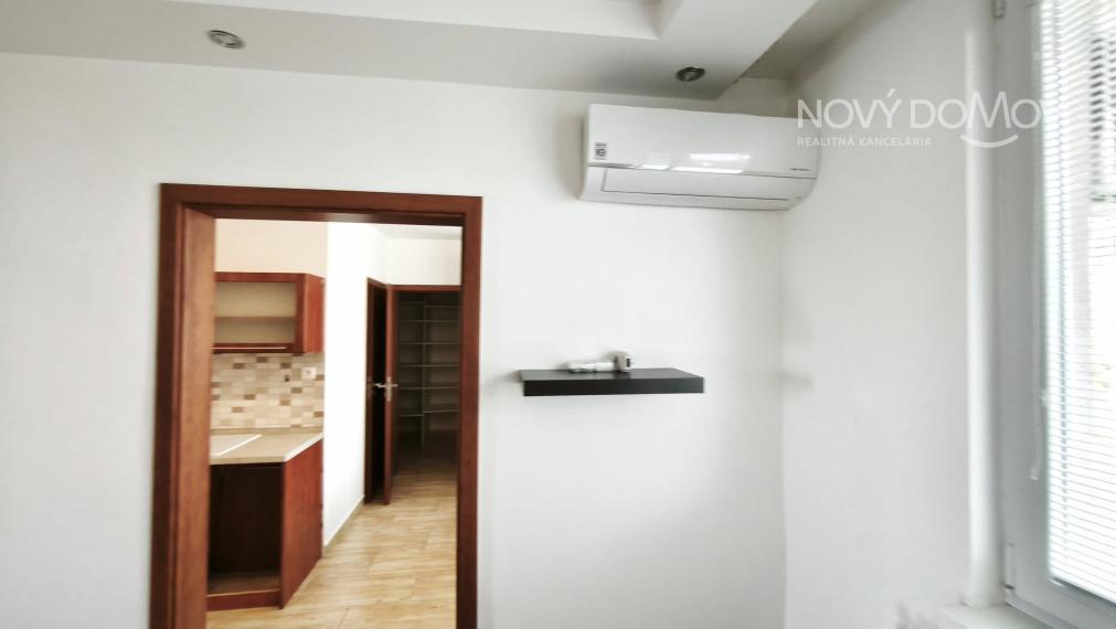 R E Z E R V O V A N Ý