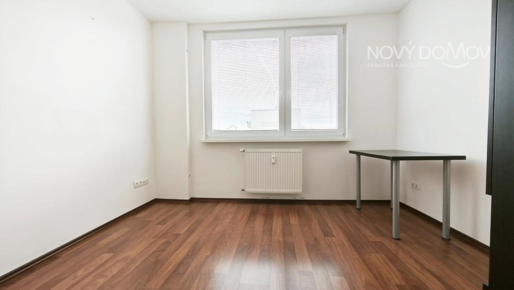 R E Z E R V O V A N Ý