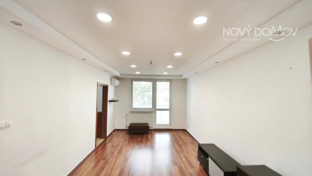 R E Z E R V O V A N Ý