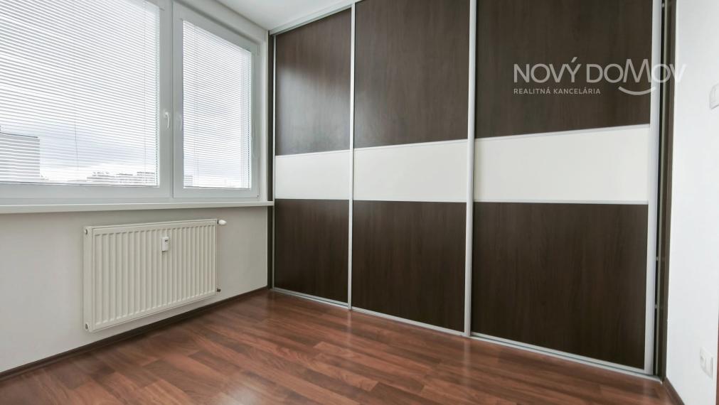 R E Z E R V O V A N Ý