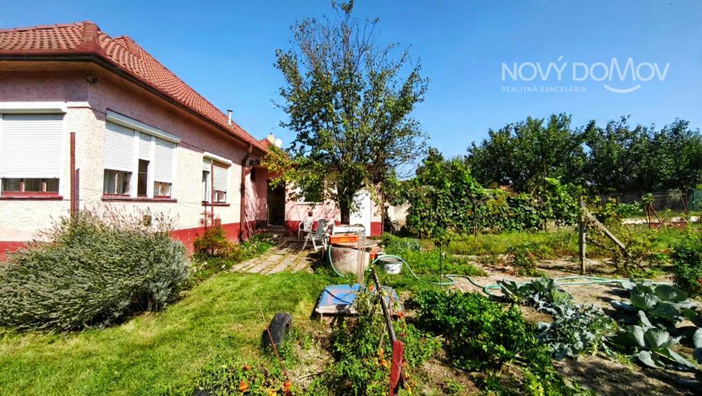 PREDAJ – starší rodinný dom na veľkom pozemku 758 m², Váhovce