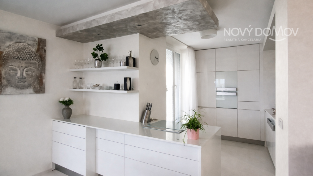 P R E D A J - byt na najvyššom poschodí, zariadený