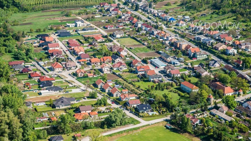 IHNEĎ OBÝVATEĽNÝ | Rodinný dom s garážou a záhradou – Koplotovce