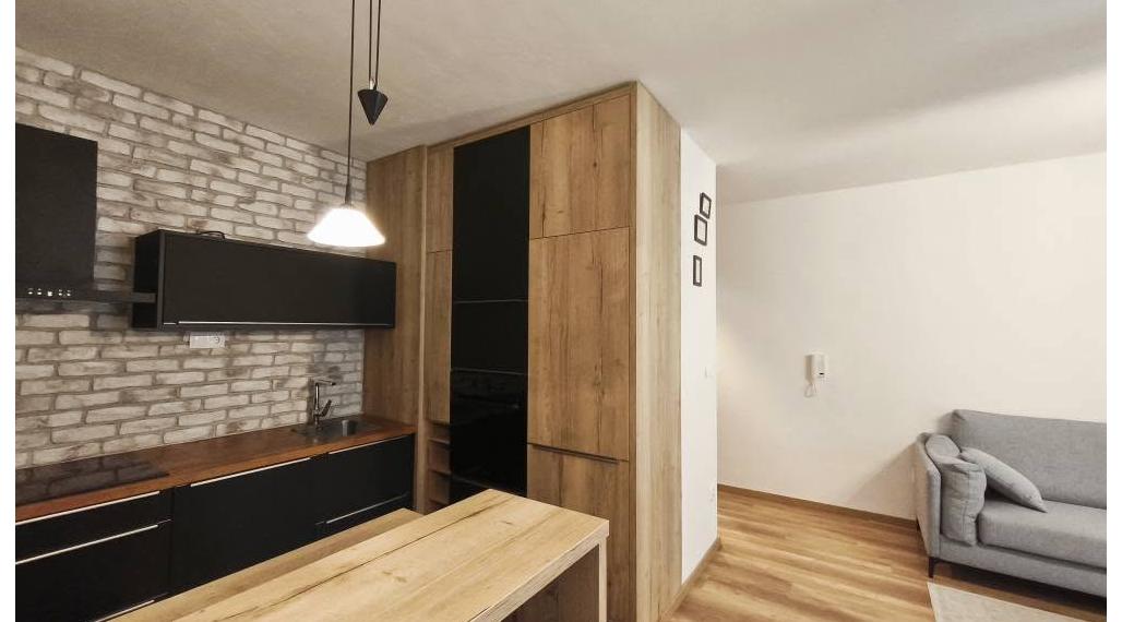 P R E N Á J O M - voľný ihneď