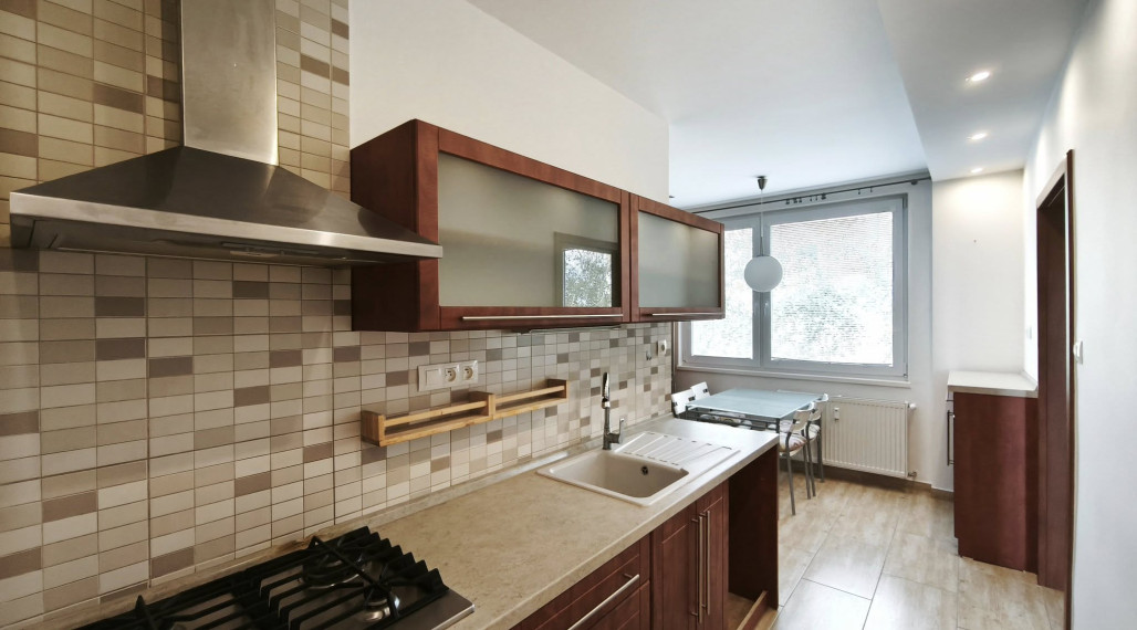 R E Z E R V O V A N Ý