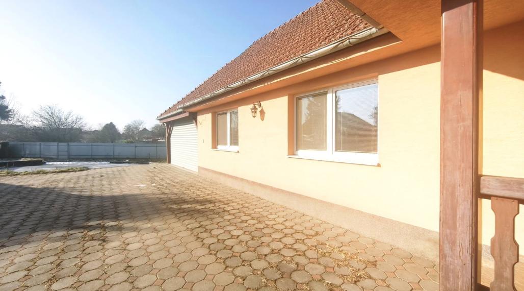 Rodinný dom v obci  Gáň - dom, bazén, prírodné jazero - pozemok 1079  m²