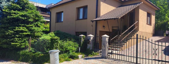 Rodinný dom s garážou na PREDAJ – Koplotovce (okres Hlohovec)