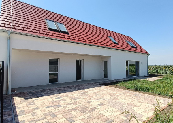 TOPOĽNICA : predaj - 4-IZBOVÁ NOVOSTAVBA S OTVORENOU GALÉRIOU