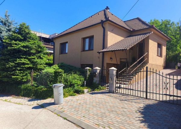 Rodinný dom s garážou na PREDAJ – Koplotovce (okres Hlohovec)