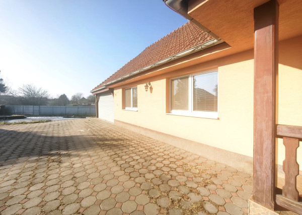 Rodinný dom v obci  Gáň - dom, bazén, prírodné jazero - pozemok 1079  m²