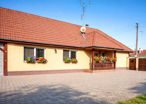 Rodinný dom v obci  Gáň - dom, bazén, prírodné jazero - pozemok 1079  m²