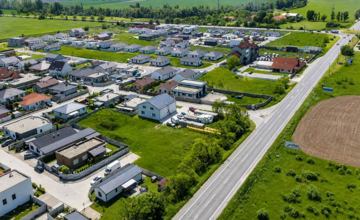 PREDAJ -  POZEMOK - 906 m² - SENEC - ul. pri Čiernej Vode - fotografia 1