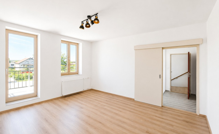 TOMÁŠIKOVO, okr. Galanta - PREDAJ - priestranný 2i. byt - fotografia 3