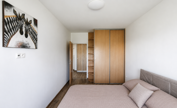 PRENAJATÝ  - zariadený, klimatizovaný 2 izbový byt - fotografia 6